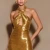 Vestido mini con cuello halter y pedrería Nylah – Dorado