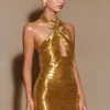Vestido mini con cuello halter y pedrería Nylah – Dorado