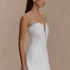 Vestido mini con escote de pedrería Kingsley – Marfil