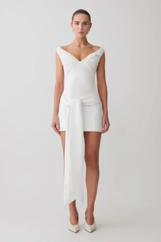 Vestido mini con hombros descubiertos y lazo en la cintura de Runa – Blanco