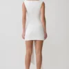 Vestido mini con hombros descubiertos y lazo en la cintura de Runa – Blanco Vestido mini con hombros descubiertos y lazo en la cintura de Runa – Blanco