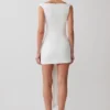 Vestido mini con hombros descubiertos y lazo en la cintura de Runa – Blanco Vestido mini con hombros descubiertos y lazo en la cintura de Runa – Blanco