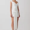 Vestido mini con hombros descubiertos y lazo en la cintura de Runa – Blanco Vestido mini con hombros descubiertos y lazo en la cintura de Runa – Blanco