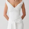 Vestido mini con hombros descubiertos y lazo en la cintura de Runa – Blanco Vestido mini con hombros descubiertos y lazo en la cintura de Runa – Blanco