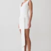 Vestido mini con hombros descubiertos y lazo en la cintura de Runa – Blanco Vestido mini con hombros descubiertos y lazo en la cintura de Runa – Blanco