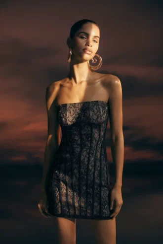 Vestido mini de encaje con paneles Jeannette – Negro