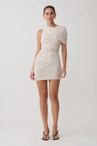 Vestido mini de malla con un solo hombro de Adrienne – Lunares