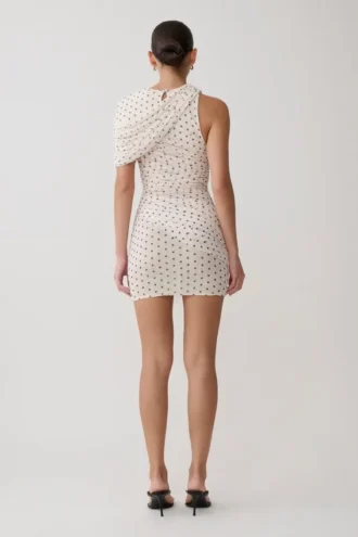 Vestido mini de malla con un solo hombro de Adrienne – Lunares