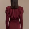 Vestido mini de manga larga con escote en V de Hayden – Burdeos Vestido mini de manga larga con escote en V de Hayden – Burdeos