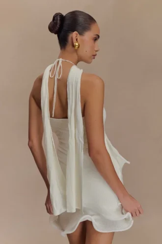 Vestido mini de punto con cuello halter Caprice – Blanco