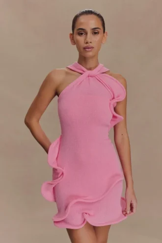 Vestido mini de punto con cuello halter Caprice – Rosa chicle