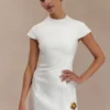 Vestido mini de traje Remi con detalles florales – Blanco Vestido mini de traje Remi con detalles florales – Blanco