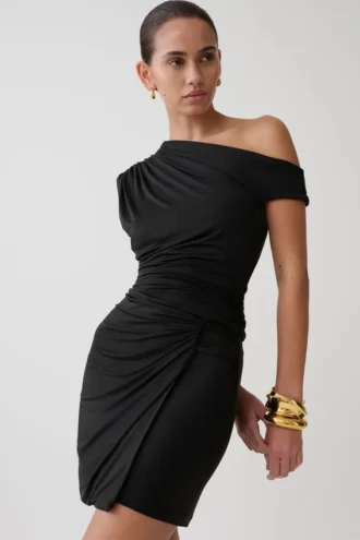 Vestido mini drapeado con hombros descubiertos Alyn – Negro