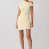 Vestido mini drapeado con hombros descubiertos de Alyn – Limón