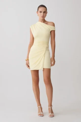 Vestido mini drapeado con hombros descubiertos de Alyn – Limón