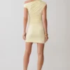 Vestido mini drapeado con hombros descubiertos de Alyn – Limón