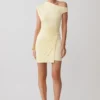 Vestido mini drapeado con hombros descubiertos de Alyn – Limón