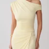 Vestido mini drapeado con hombros descubiertos de Alyn – Limón