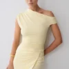 Vestido mini drapeado con hombros descubiertos de Alyn – Limón