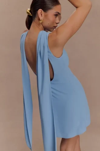 Vestido mini drapeado con pañuelo Wynter – Azul cielo
