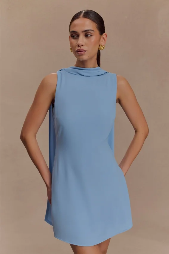 Vestido mini drapeado con pañuelo Wynter – Azul cielo Vestido mini drapeado con pañuelo Wynter – Azul cielo