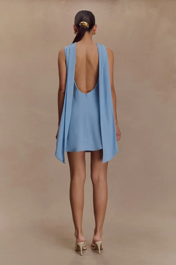 Vestido mini drapeado con pañuelo Wynter – Azul cielo Vestido mini drapeado con pañuelo Wynter – Azul cielo