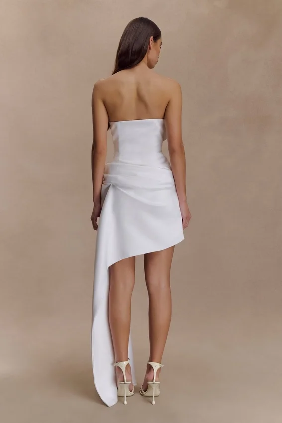 Vestido mini fruncido sin tirantes Evianna – Blanco Vestido mini fruncido sin tirantes Evianna – Blanco