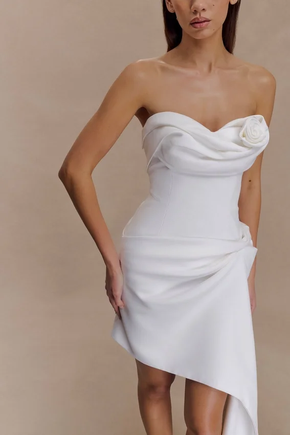 Vestido mini fruncido sin tirantes Evianna – Blanco Vestido mini fruncido sin tirantes Evianna – Blanco