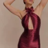 Vestido mini halter con pedrería Nylah – Burdeos Vestido mini halter con pedrería Nylah – Burdeos
