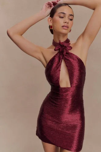 Vestido mini halter con pedrería Nylah – Burdeos