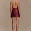 Vestido mini halter con pedrería Nylah – Burdeos Vestido mini halter con pedrería Nylah – Burdeos