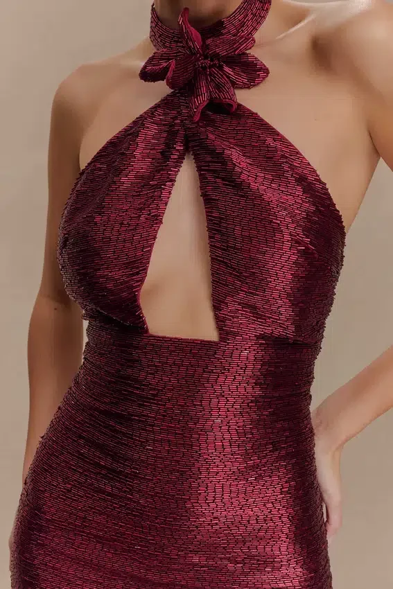 Vestido mini halter con pedrería Nylah – Burdeos Vestido mini halter con pedrería Nylah – Burdeos