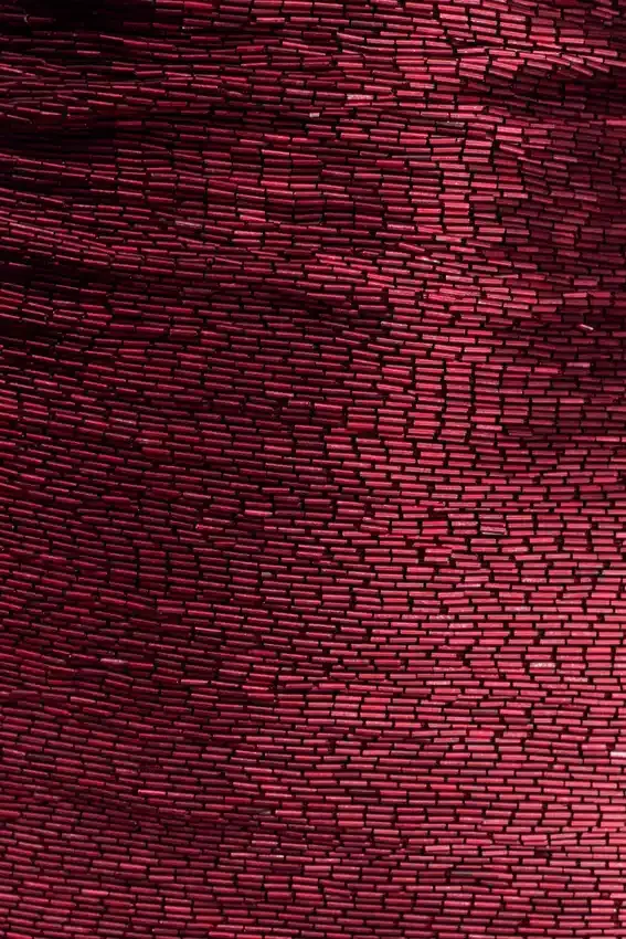 Vestido mini halter con pedrería Nylah – Burdeos Vestido mini halter con pedrería Nylah – Burdeos