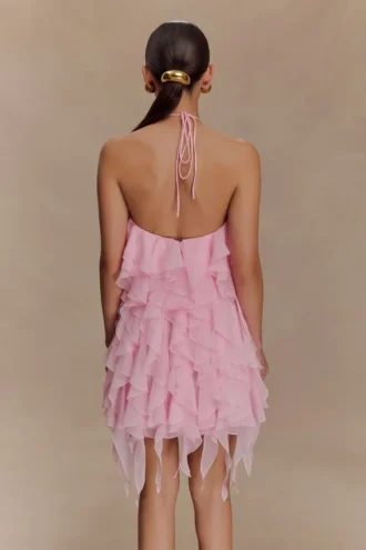 Vestido mini halter con volantes en color marigold – Rosa empolvado