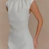 Vestido mini plisado en el cuello Ariana – Marfil Vestido mini plisado en el cuello Ariana – Marfil