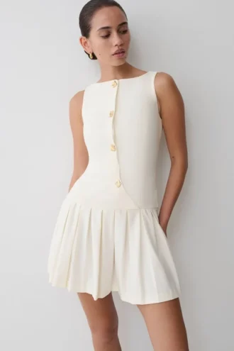 Vestido mini plisado sin mangas Mackenzie – Marfil Vestido mini plisado sin mangas Mackenzie – Marfil