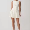 Vestido mini plisado sin mangas Mackenzie – Marfil Vestido mini plisado sin mangas Mackenzie – Marfil