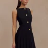 Vestido mini plisado sin mangas Mackenzie – Negro Vestido mini plisado sin mangas Mackenzie – Negro