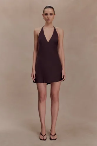 Vestido Regina con cuello halter de encaje y satén – Chocolate
