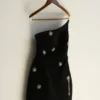 Vestido sin tirantes Liva con ribete floral de diamantes – Negro