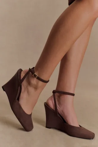 Zapatos de cuña de ante sintético Kaleen – Chocolate