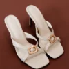 Zapatos de tacón alto Jodie con detalles metálicos – Marfil Zapatos de tacón alto Jodie con detalles metálicos – Marfil