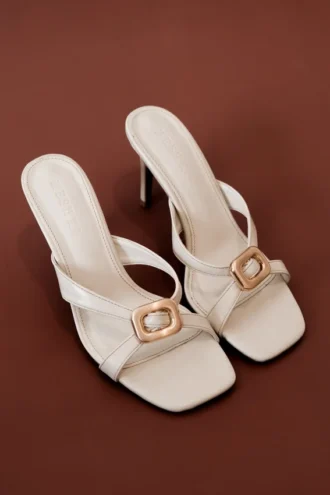 Zapatos de tacón alto Jodie con detalles metálicos – Marfil