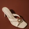 Zapatos de tacón alto Jodie con detalles metálicos – Marfil Zapatos de tacón alto Jodie con detalles metálicos – Marfil