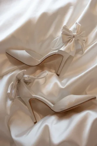 zapatos de tacn con lazo de satn blanco 1 330x496 - Zapatos de tac&oacute;n con lazo de sat&eacute;n - Blanco
