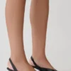 Zapatos de tacón con tiras traseras Mai – Negro Zapatos de tacón con tiras traseras Mai – Negro