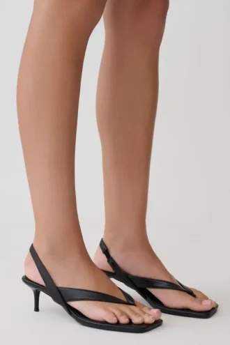 Zapatos de tacón con tiras traseras Mai – Negro