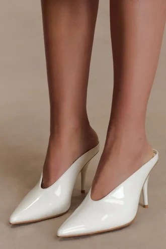 Zapatos de tacón puntiagudo de imitación de piel charol Emerson – Marfil