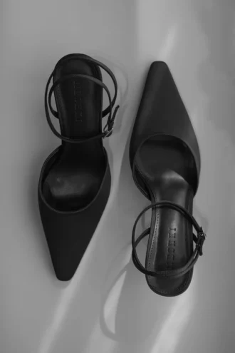 Zapatos de tacón puntiagudo de satén Marley – Negro Zapatos de tacón puntiagudo de satén Marley – Negro