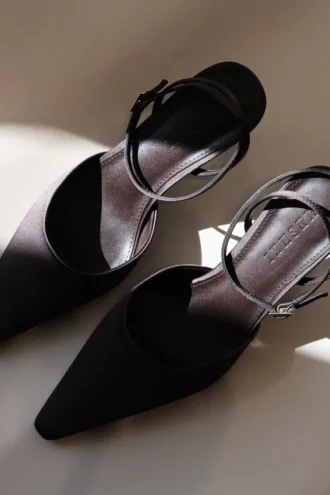 Zapatos de tacón puntiagudos de satén Marley – Chocolate Zapatos de tacón puntiagudos de satén Marley – Chocolate